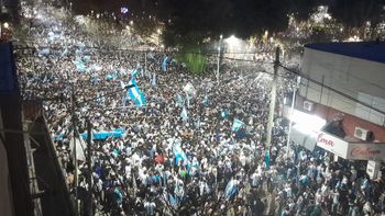 Cientos de cipoleños coparon el centro para festejar el triunfo histórico de la Selección Argentina. Fotos: Antonio Spagnuolo.