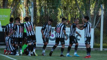 Los jugadores de Cipo rodean a Mellado, autor del gol del triunfo Los jugadores de Cipo rodean a Mellado, autor del gol del triunfo