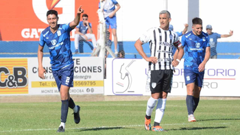Hugo Vera festeja el tercer gol de Argentino sobre Cipolletti. Fotos: Luis Amaolo&nbsp;