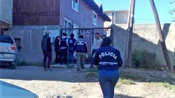 un hombre ataco con un hacha a la policia en una diligencia judicial