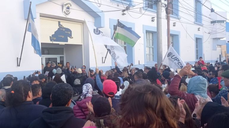 El Gobierno convocó a la Policía para intentar destrabar el conflicto