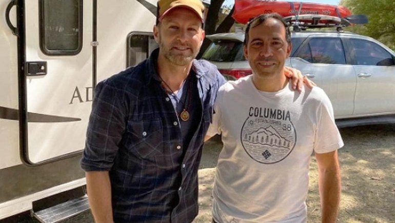 Axel junto al intendente de Ingeniero Huergo, Miguel Martínez. 