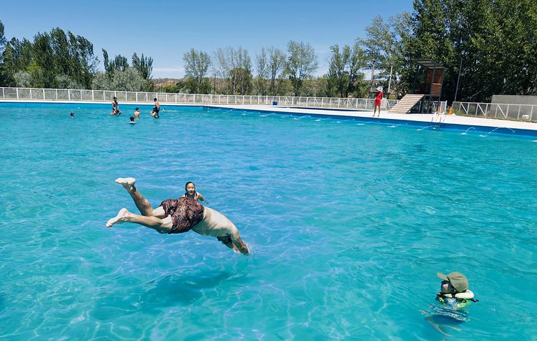 La Municipalidad de Cipolletti difundió el listado de piletas y balnearios habilitados para esta temporada de verano 2025/2026. 