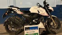 La moto que recuperó la policía de la Comisaría 32, donde quedó secuestrada. Esperan que se presente su dueño, hasta el momento desconocido. 
