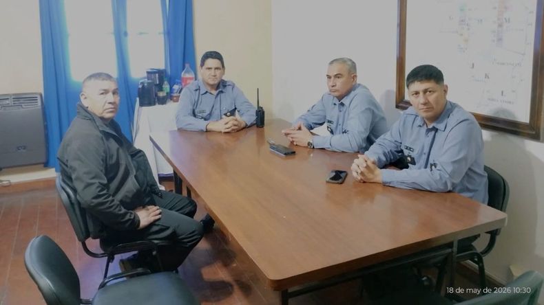 Los jefes policiales de la zona del Alto Valle, destacaron el gesto de los dos retirados. Se lo transmitieron en una reunión que mantuvieron con López. | LMCipolletti.com Los jefes policiales de la zona del Alto Valle, destacaron el gesto de los dos retirados. Se lo transmitieron en una reunión que mantuvieron con López.