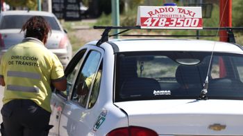 Sostienen que los inspectores de Tránsito se estarían pasando de severos con los taxistas, quienes sufrirían multas demasiado elevadas, casi imposibles de pagar.