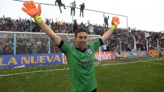 Matías Alasia festejando tras los penales contra Arsenal por Copa Argentina en Cutral Co.&nbsp;