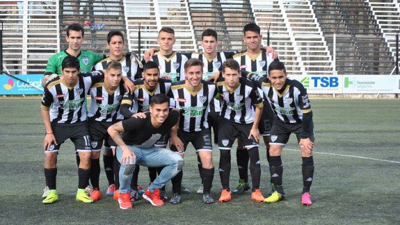 Opazo fue a ver el partido de liga el domingo en La Visera y posó para la foto. Trajo suerte porque Cipo goleó a Unión.