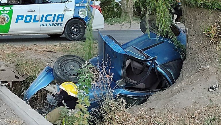 Perdió el control del auto y terminó adentro de un desagüe