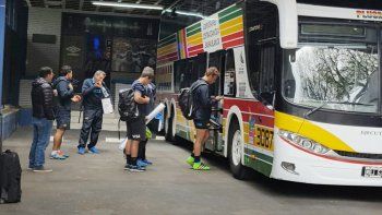 Los jugadores, con las frutas y el vino patagónico.