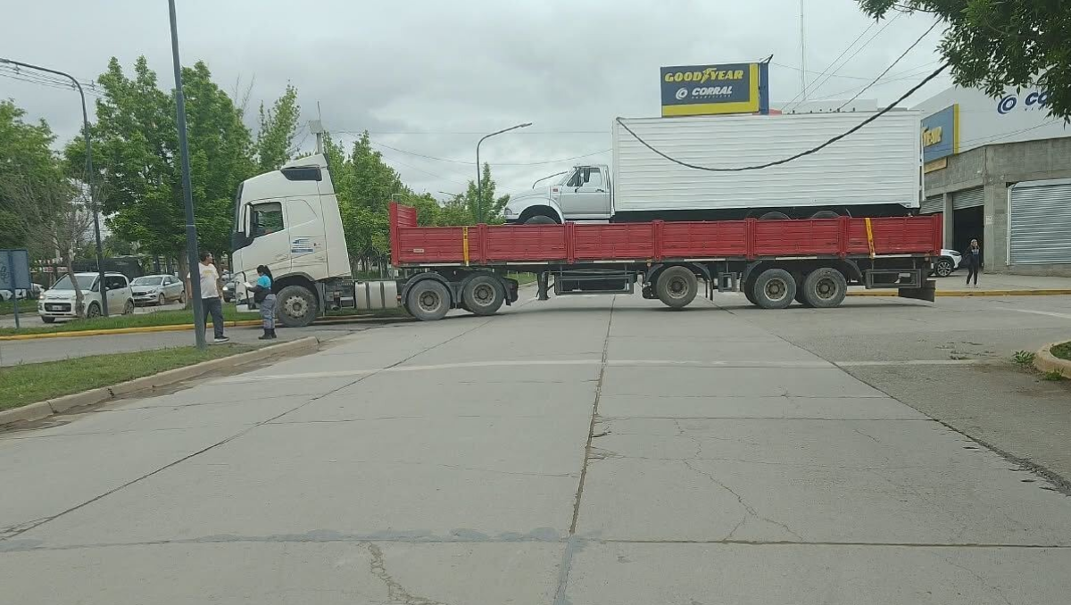 Un camión enganchó un cable de alta tensión en Cipolletti y genera complicaciones al tránsito.