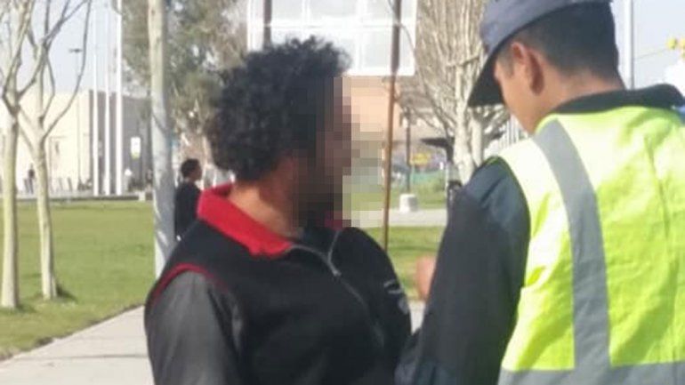 Denunció que un hombre miraba porno y la manoseó en el colectivo en Neuquén