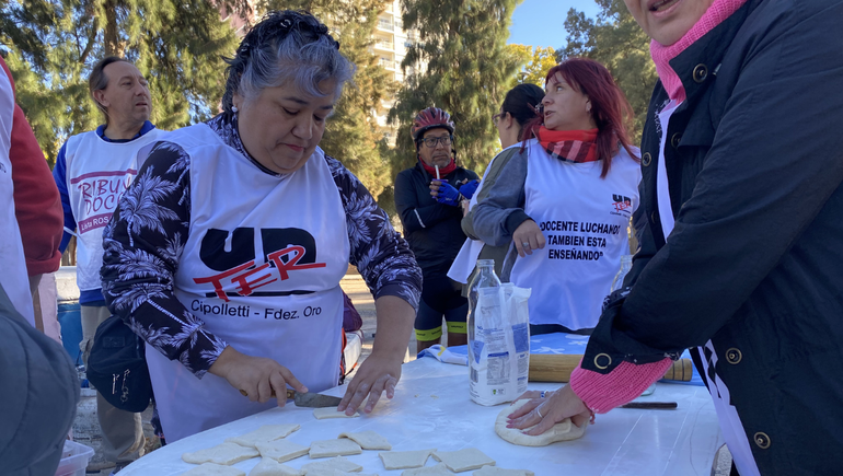 La seccional de Unter Cipolletti visibilizó el reclamo docente en la plaza San Martin.