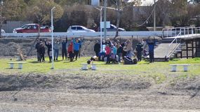 Un numeroso grupo de vecinos, convocados por la fundación Patagonia Fiel, se reunieron para limpiar el lago artificial de San Antonio Oeste.&nbsp;