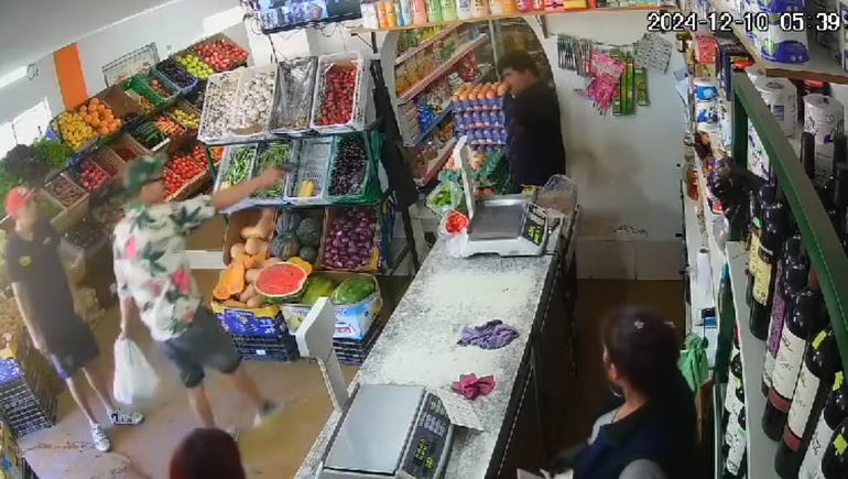 El asaltante apuntó con un arma al dueño del comercio