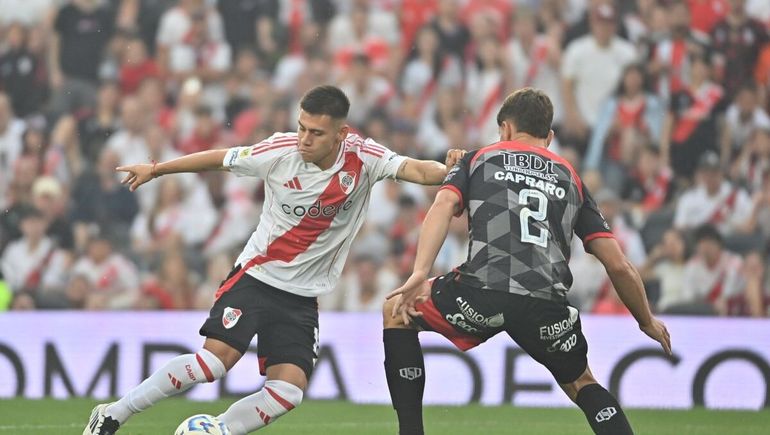 En medio de un aguacero, River gustó y goleó a Barracas Central en el Monumental y sueña con la Liga Profesional