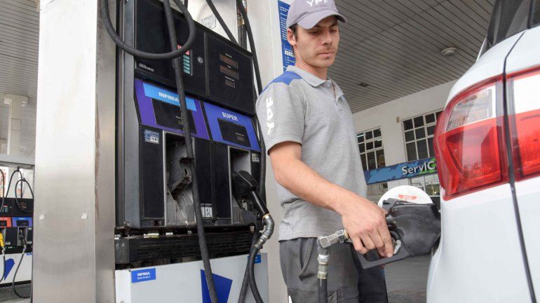 Desde esta noche, YPF baja un 1,5% el precio de las naftas