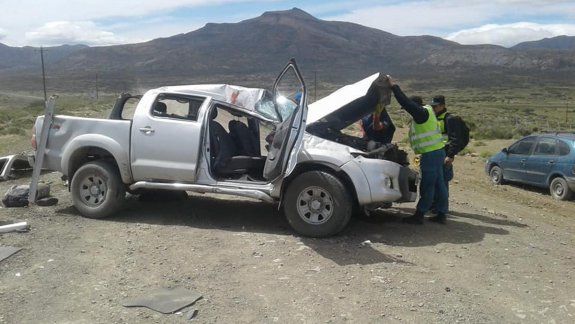 Dos españoles murieron al volcar con la camioneta cerca de El Huecú