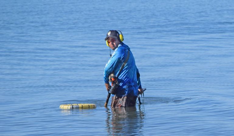 Las costas esconden tesoros y tienen quienes salen a buscarlos