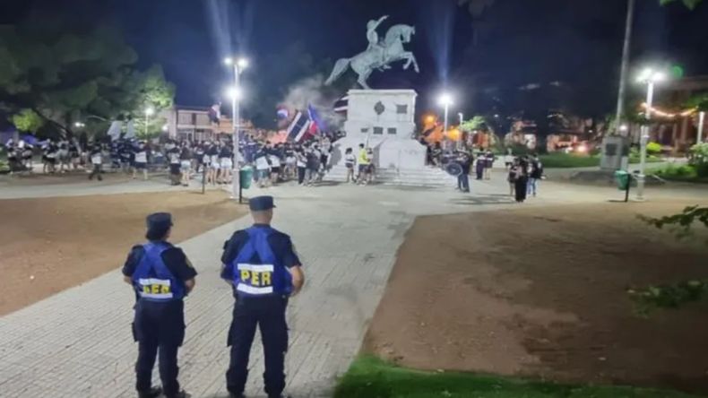 Impactante video: una bomba de estruendo le explotó en la mano durante un UPD de Entre Ríos