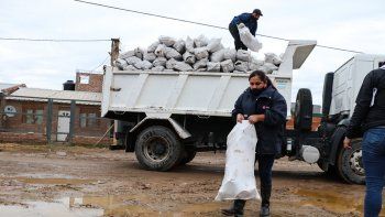 Esta semana corta, avanza la entrega de leña a familias cipoleñas que requieren para calefaccionarse.