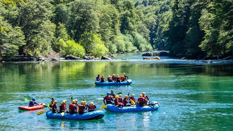La mujer junto a dos amigas contrató la empresa de rafting Cohuin-Co para realizar una excursión de rafting en el Río Manso, que reviste una dificultad baja en su zona inferior. La mujer junto a dos amigas contrató la empresa de rafting Cohuin-Co para realizar una excursión de rafting en el Río Manso, que reviste una dificultad baja en su zona inferior.