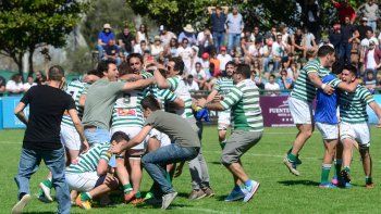 La explosión del final. Jugadores e hinchas desataron el festejo de la Hormiga en pleno campo de juego.