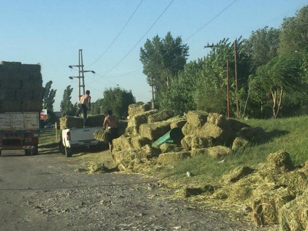 Otro camionero calculó mal y chocó con el puente ferroviario