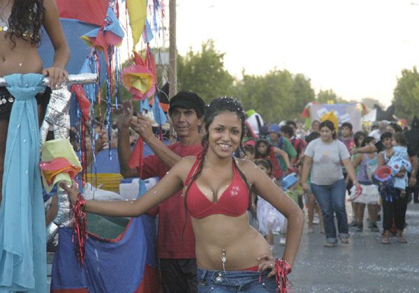 Vibrante festejo del primer día del Carnaval