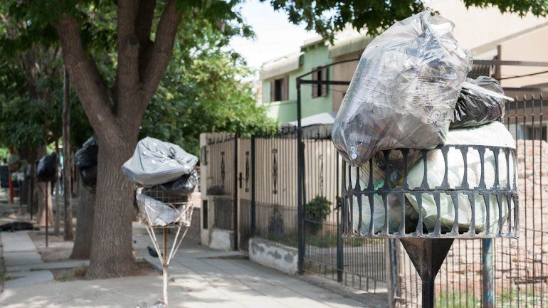 En algunas zonas de Cipolletti aún queda basura por retirar.