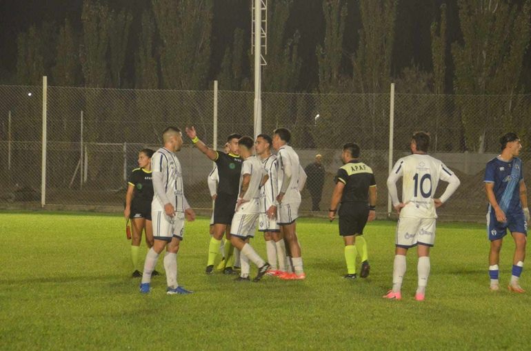 Los protagonistas de la Liga Confluencia empataron tras una previa caliente. Foto: Antonio Spagnuolo