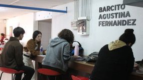 En la facultad de Medicina de la Unco, los homenajes a Agustina Fernández se integran al día a día de los estudiantes. | LMCipolletti.com En la facultad de Medicina de la Unco, los homenajes a Agustina Fernández se integran al día a día de los estudiantes.