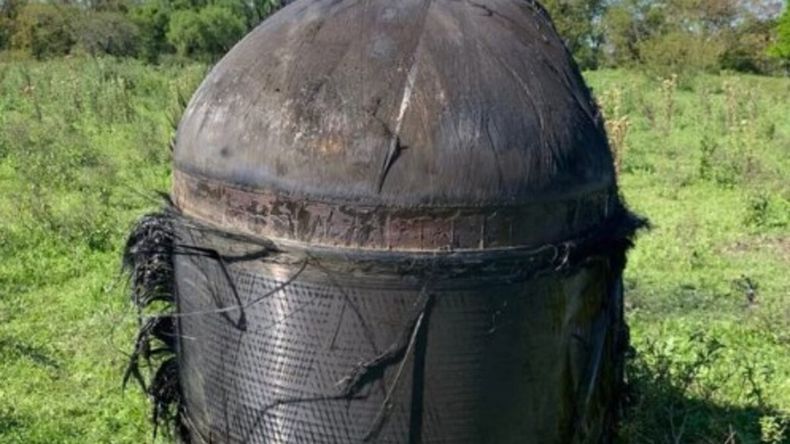 l cilindro mide 1,70 metros de largo y 1,20 metros de diámetro, y está fabricado en fibra de carbono.