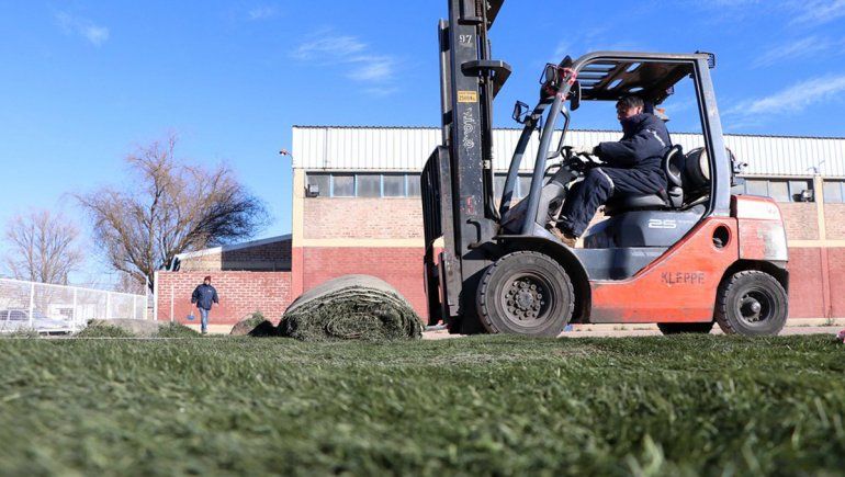 Inició la colocación del césped sintético en el Estadio Municipal