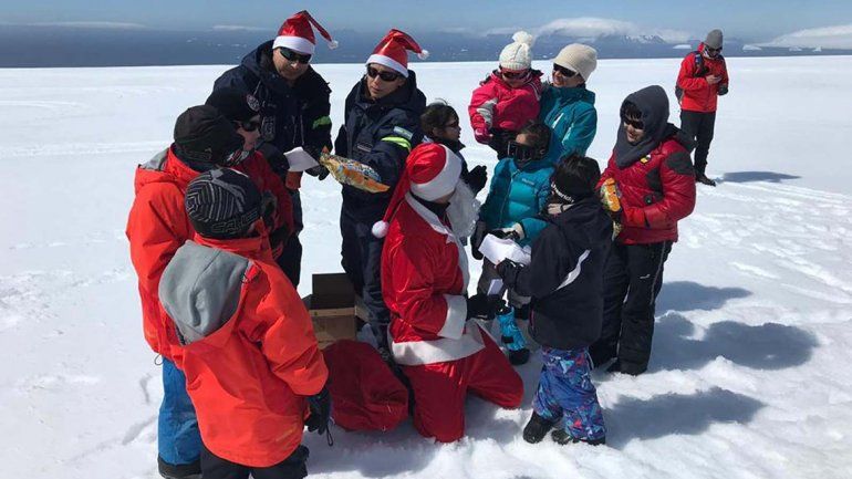 Papa Noel entregó regalos en la Antártida