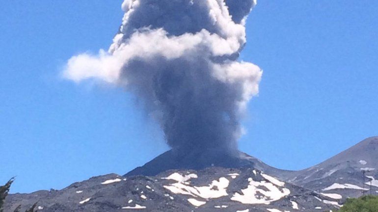 Piden a crianceros neuquinos autoevacuarse por un volcán chileno