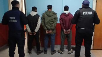 Los tres detenidos, luego de haber escapado de la policía en un auto cuya procedencia se desconoce. 