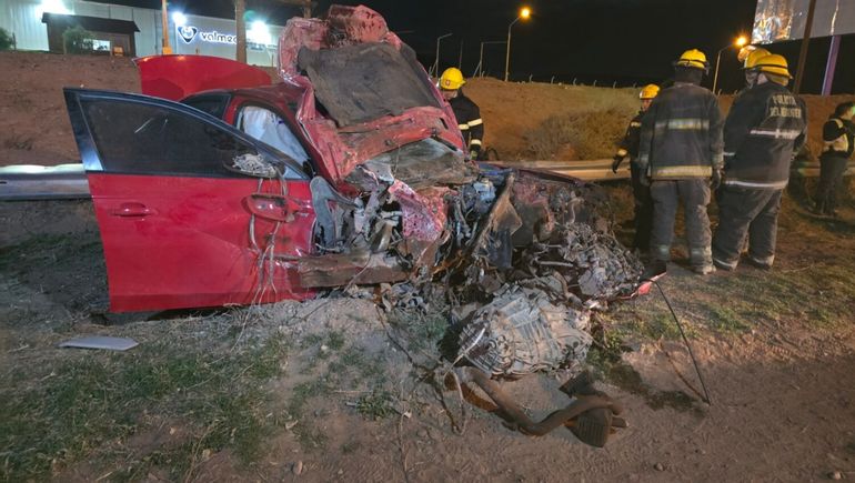 Ruta 7: murió un joven tras brutal choque contra un poste y su acompañante está grave