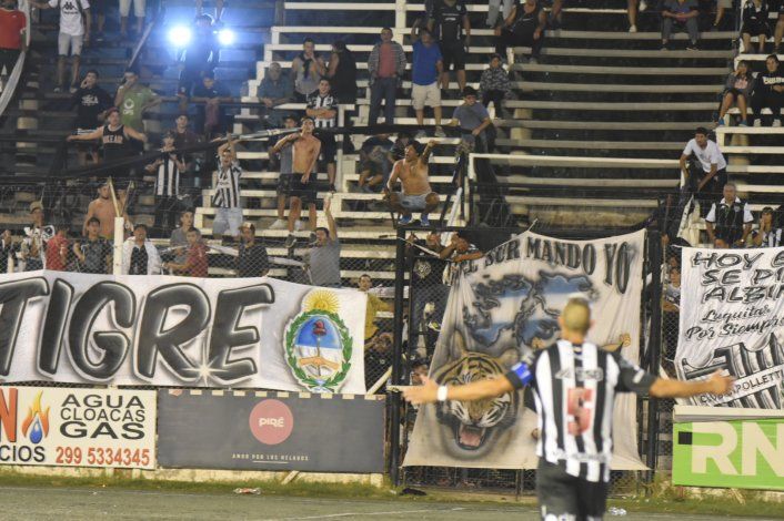 Manolo Berra pidiendole paciencia a la hinchada.