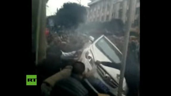 Levantaron un auto para rescatar a una mujer herida