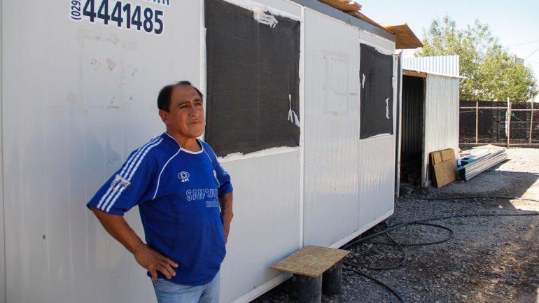 El sereno vive en una casilla instalada en la obra que fue abandonada.
