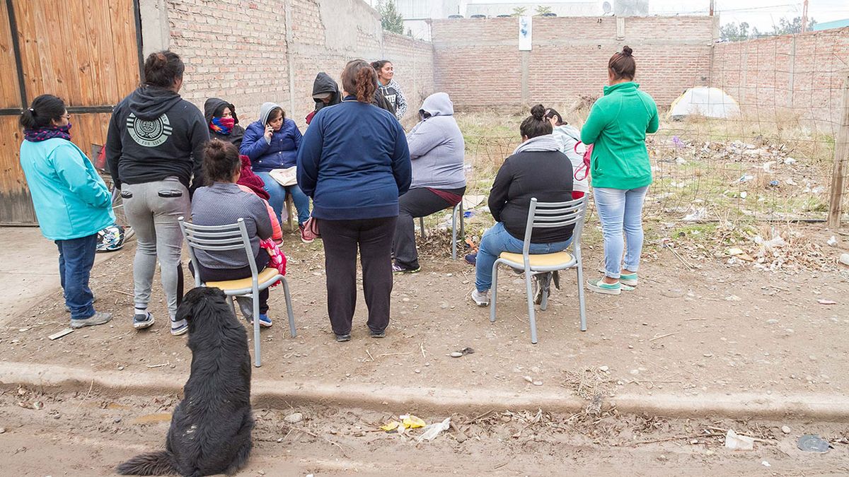 Una mujer con cuatro hijos tomó un lote baldío y pide ayuda