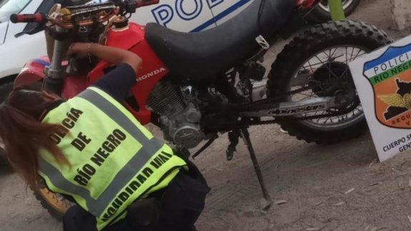 Llevaba una moto robada en la caja de la camioneta