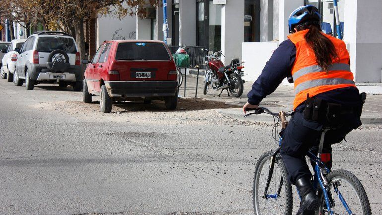 Bicipolicías dan con dos dealers que iban en auto