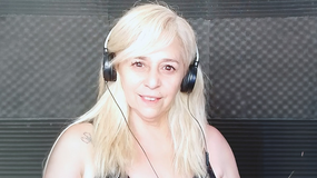 Laura, haciendo lo que más le gusta. La radio, su pasión y terapia. | LMCipolletti.com Laura, haciendo lo que más le gusta. La radio, su pasión y terapia.
