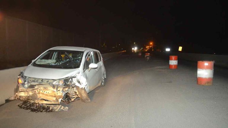 Los ocupantes del auto accidentado decidieron esperar all&iacute; a la gr&uacute;a. Tem&iacute;an que les roben. Foto: Antonio Spagnuolo.