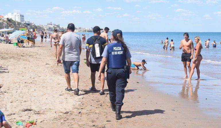 Los inspectores municipales deben controlar a los vendedores de la playa acompañados por policías. Han sufrido amenazas y agresiones.