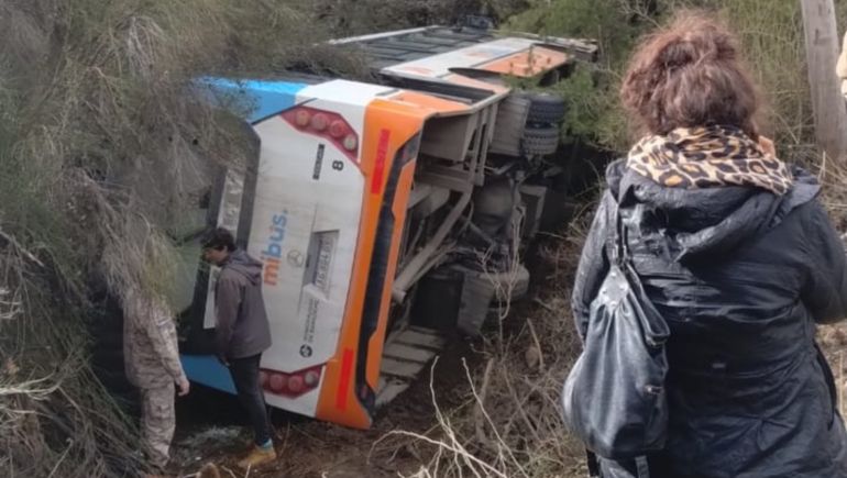 Volcó un micro de Mi Bus en la ruta de acceso al cerro Catedral.