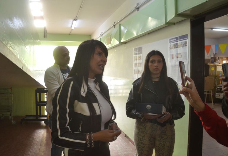Elecciones 2025: La diputada Lorena Villaverde fue a votar a la escuela 53 en compañía de su hija. 