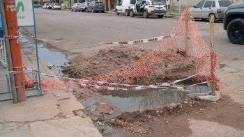 bronca en el barrio caracas por un crater lleno de aguas servidas